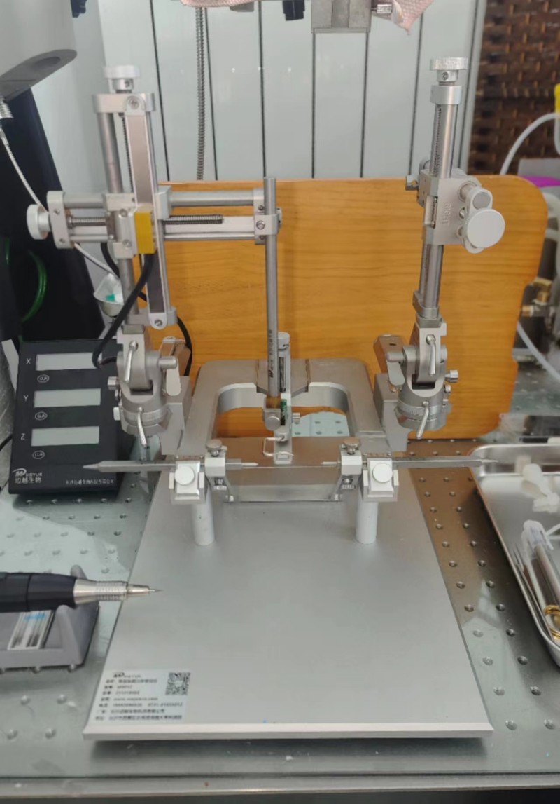 大連理工大學-雙臂數顯腦立體定位儀（增高定制款）安裝完成 